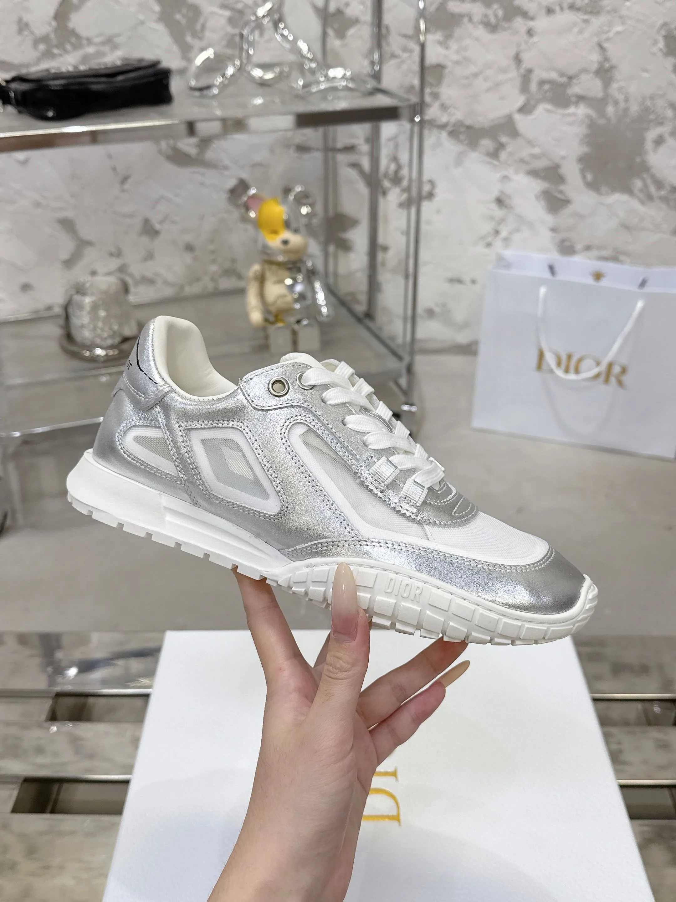 Factory price 640💰 Top version! ! ! Dior Tech sneakers Dior Tech is newly launched, with exquisite color matching and autumn and winter atmosphere. This Dior Tech sneaker is a new product in the 2026 early spring ready-to-wear series. It is equipped with fashionable details and highlights the retro aesthetics. Made of calfskin and suede calfskin upper with transparent mesh side panels and ChristianDior Paris signature on the heel and tongue. A textured, tonal Dior signature sole adds couture style. Upper material: Textile, cowhide split leather, cowhide leather with Christian Dior Paris logo on the heel and tongue Textured Dior logo rubber sole embellished with Christian Dior's lucky star symbol! Size 35-46 (40 for women, 41 for men, 38.45.46, custom made and non-refundable)